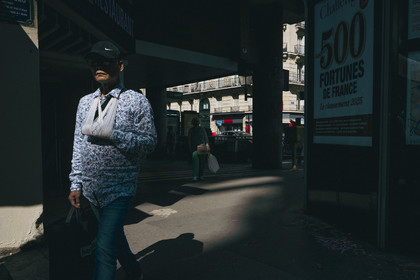 Des photographies en couleur, où les gens sont magnifiés par la lumière chaude du soleil