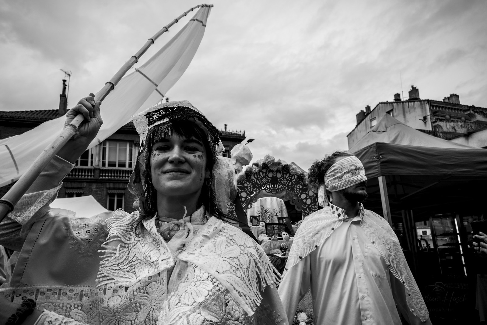 Des photographies en couleur, où les gens sont magnifiés par la lumière chaude du soleil