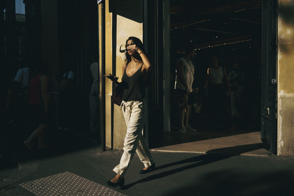 Des photographies en couleur, où les gens sont magnifiés par la lumière chaude du soleil