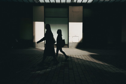 Des photographies en couleur, où les gens sont magnifiés par la lumière chaude du soleil