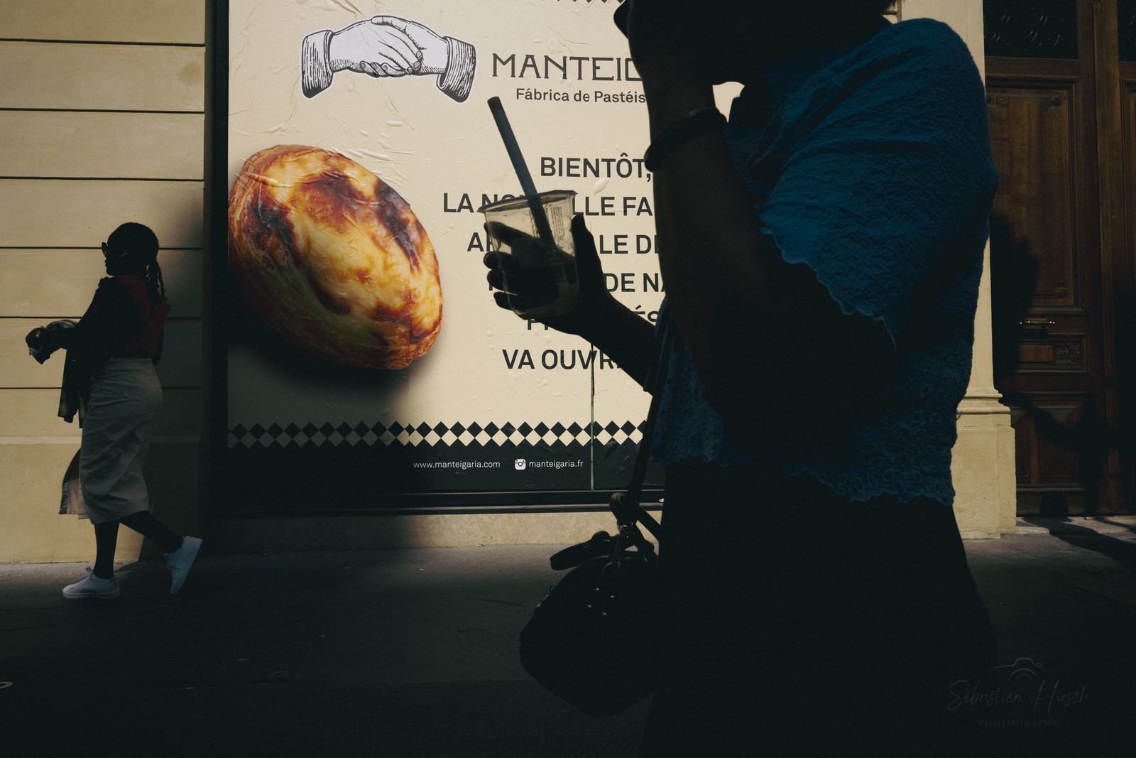 Des photographies en couleur, où les gens sont magnifiés par la lumière chaude du soleil