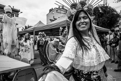 Des photographies en couleur, où les gens sont magnifiés par la lumière chaude du soleil
