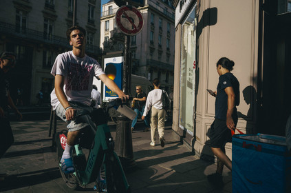 Des photographies en couleur, où les gens sont magnifiés par la lumière chaude du soleil