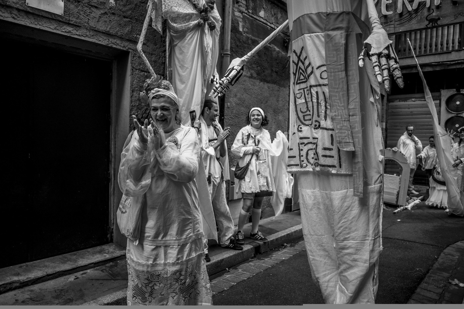 Des photographies en couleur, où les gens sont magnifiés par la lumière chaude du soleil