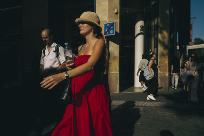 Des photographies en couleur, où les gens sont magnifiés par la lumière chaude du soleil