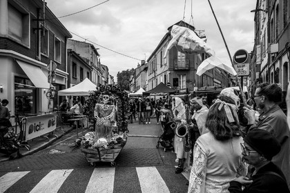 Des photographies en couleur, où les gens sont magnifiés par la lumière chaude du soleil
