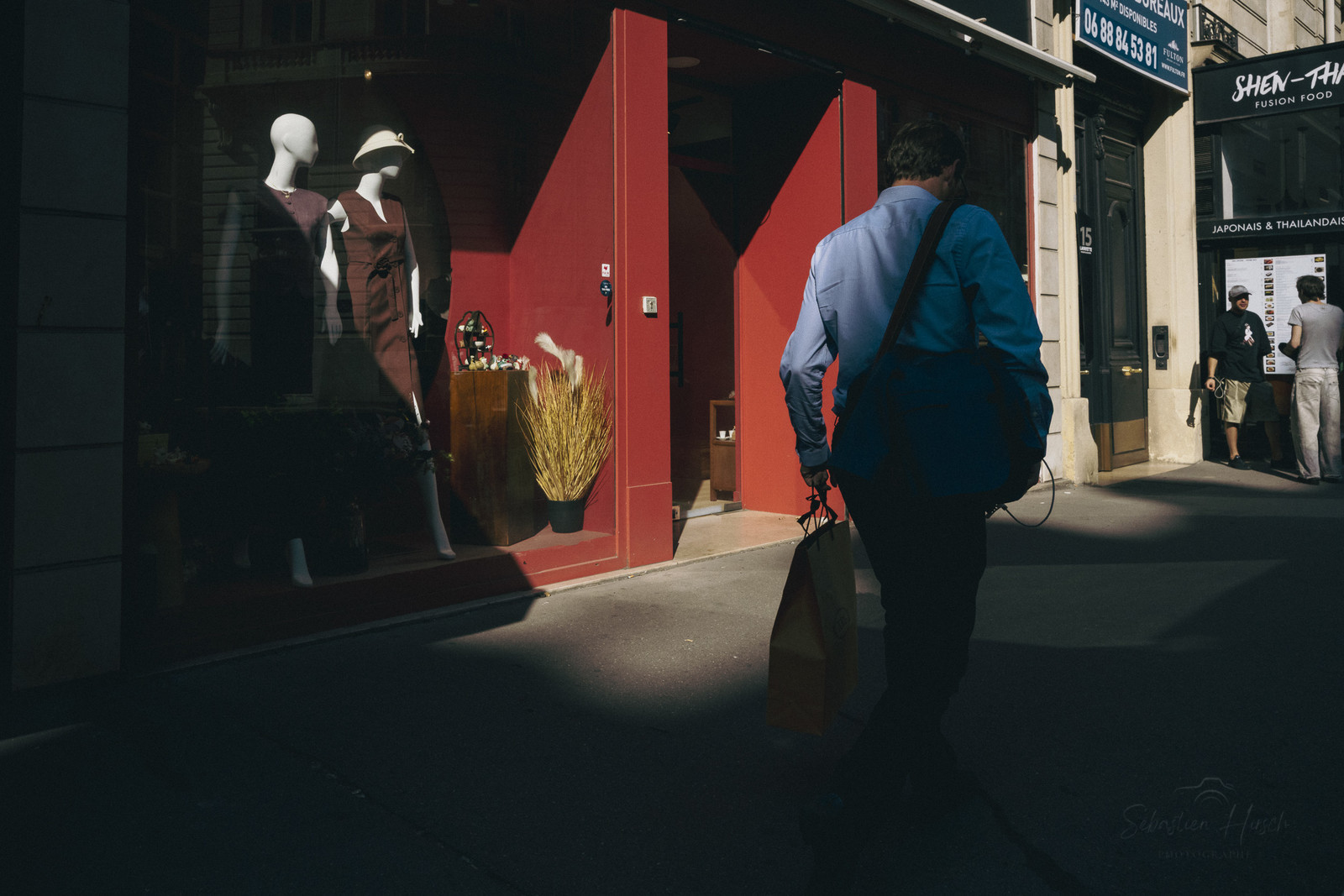 Des photographies en couleur, où les gens sont magnifiés par la lumière chaude du soleil