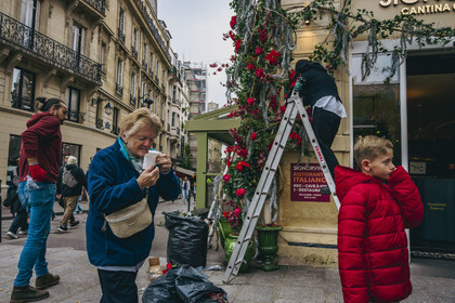 Des photographies en couleur,