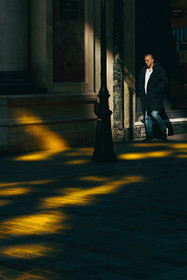 Des photographies en couleur, où les gens sont magnifiés par la lumière chaude du soleil