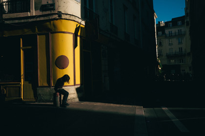 Des photographies en couleur, où les gens sont magnifiés par la lumière chaude du soleil