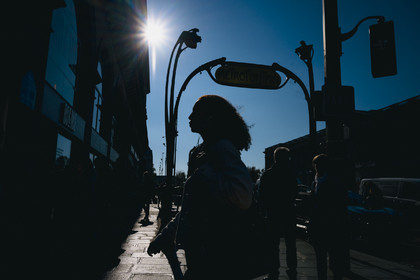 Des photographies en noir et blanc du métro, capturant quelques moments quotidiens des voyageurs et la beauté cachée de la vie urbaine.