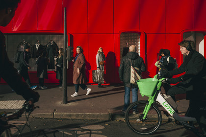 Des photographies en couleur, où les gens sont magnifiés par la lumière chaude du soleil